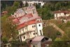 روستایی عجیب در یونان که همه چیز در آن کج است حتی خانه ها