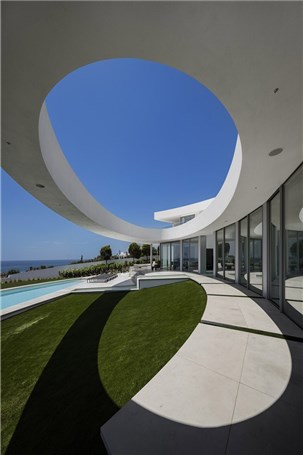 طراحی ویلای ساحلی مدرن با ظاهر منحنی