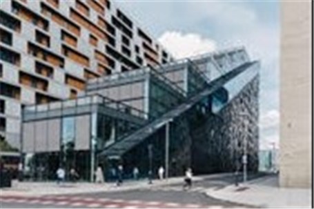 ساختمانی با راه‌پله مسقف سبز