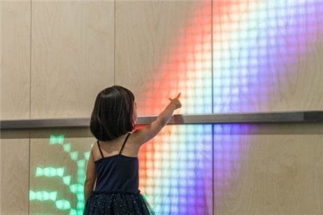 دیوار هوشمندی که با نزدیک شدن آدمها روشن می شود