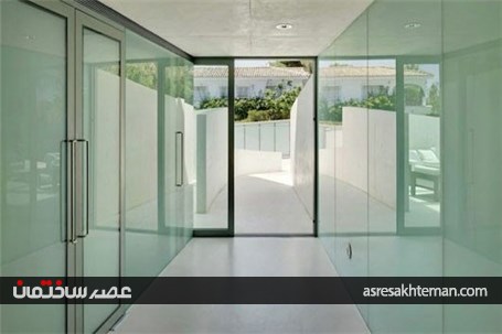 سقف شیشه ای این خانه استخر است