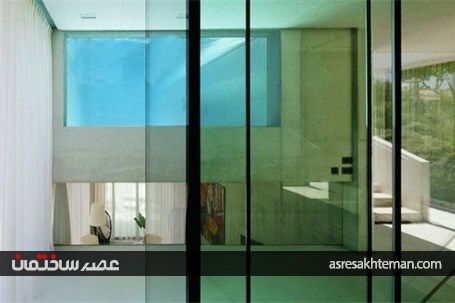 سقف شیشه ای این خانه استخر است