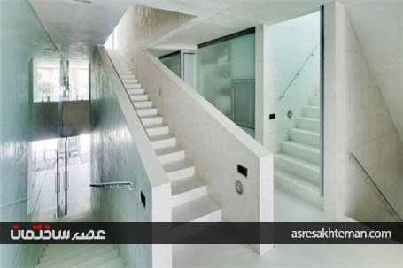 سقف شیشه ای این خانه استخر است