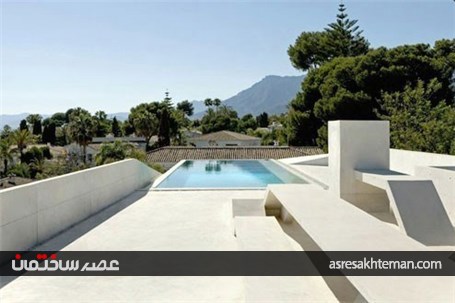 سقف شیشه ای این خانه استخر است