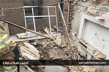 محبوس شدن 2 کارگر در زیر آوار ساختمانی در تهران‌نو + تصاویر