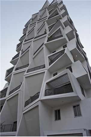 نگاهی به نمای ساختمان با معماری متفاوت و خاص در هندوستان