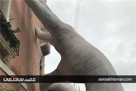 دست های غول پیکر برخاسته از یک کانال در شهر ونیز که تغییرات آب و هوایی را گوشزد می کنند