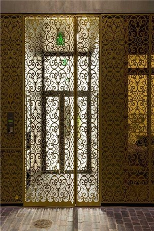 آپارتمان پاریسی با نمای طلایی