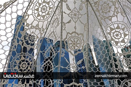 نصب بزرگ ترین گنبدهای قلاب دوزی شده جهان در ساحل خلیج مارینا در سنگاپور