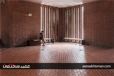 موزه هنری که تماما با آجر قرمر پوشیده شده است