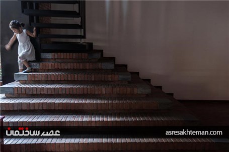 موزه هنری که تماما با آجر قرمر پوشیده شده است